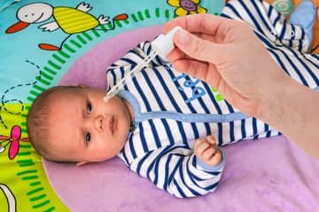 How to put drops in the baby's eyes?