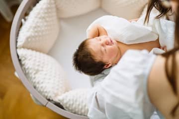 How to put a newborn in a crib?